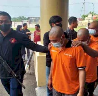 Gasak Uang dan Sembako, 8 Pelaku Bersenjata Golok Diringkus Polisi