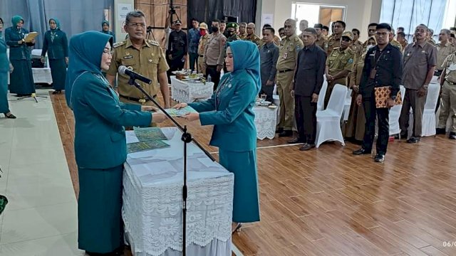 Prosesi pelantikan Ira Willis Kesumadoty sebagai Pj. Ketua TP-PKK dan Dekranasda Buteng oleh Pj. Ketua TP-PKK Sultra dan Ketua Harian Dekranasda Sultra Nur Endang Abbas, Senin (06/06/2022).