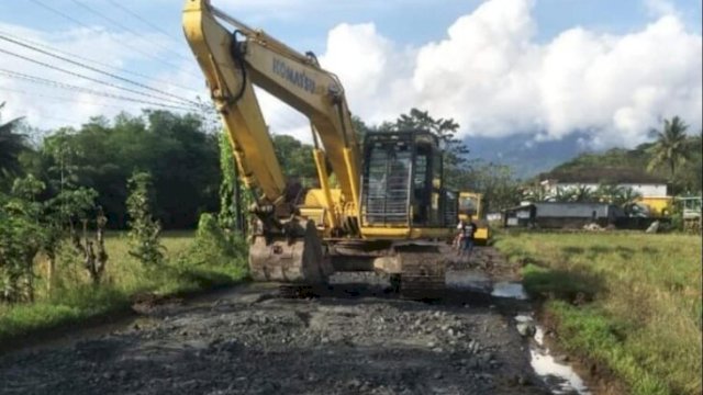 Ruas jalan Pekkae - Takkalala di Kabupaten Barru terus digenjot pembangunannya oleh Dinas PUTR Sulsel. (Istimewa)