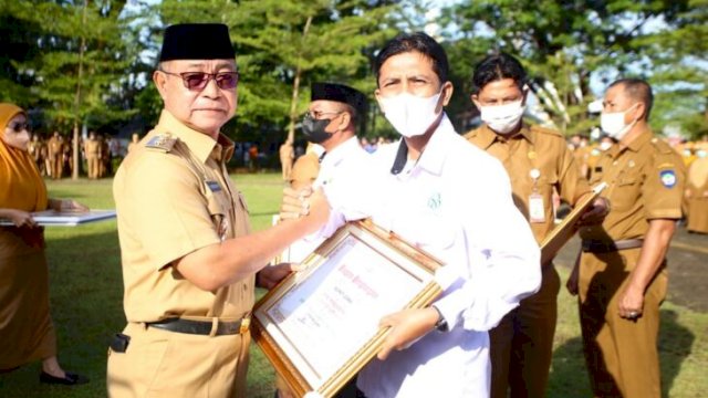 Wakil Bupati Gowa Abd Rauf Malaganni, saat menyerahkan penghargaan kepada salah satu sekolah yang menerima anugerah Adiwiyata 2021. (Dok. Humas Gowa)