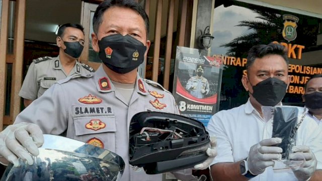 Kapolsek Kebon Jeruk, Kompol H. Slamet Riyadi menunjukkan barang bukti spion mobil yang di congkel pelaku. (Ist)