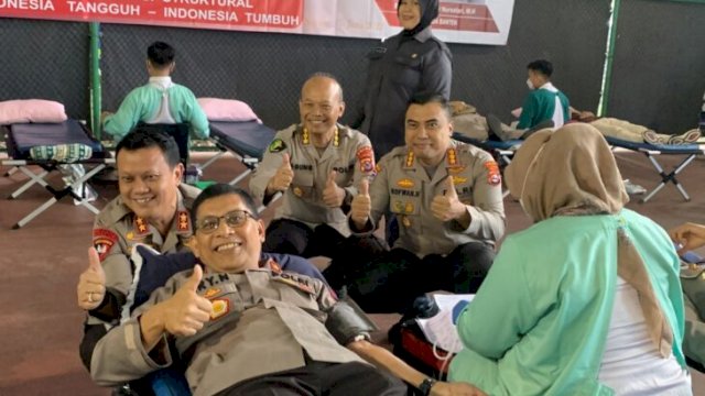 Kapolda Banten Irjen Pol Rudy Heriyanto dan PJU Polda Banten menyaksikan kegiatan donor darah yang dilakukan dalam rangka HUT Bhayangkara 76 dan Dokkes Polri ke 76, Selasa (07/06/2022). (Ist)