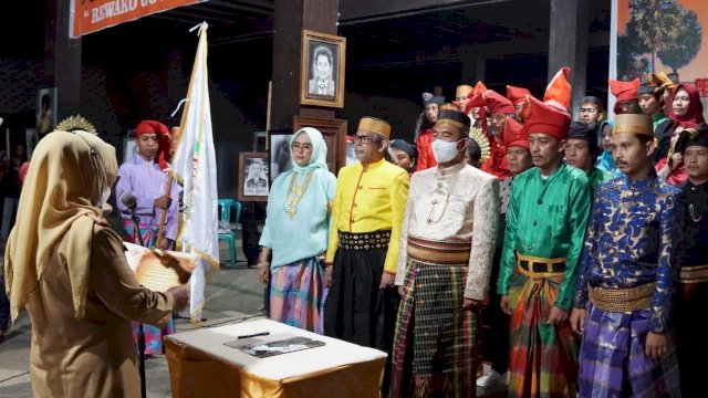 Sekretaris Daerah Kabupaten Gowa Kamsina saat melantik Dewan Kesenian Gowa, di Pelataran Balla Lompoa, kemarin. (Dok. Humas Gowa)