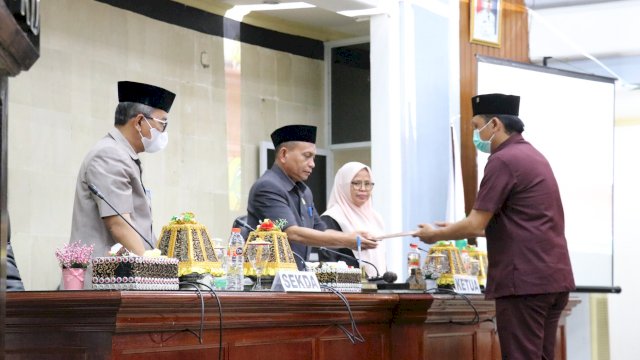 Sidang Paripurna dipimpin langsung Wakil Ketua I, H.M. Siddiq BM, didampingi Ketua Fraksi PAN, Ir. H. Harisah Suharjo.