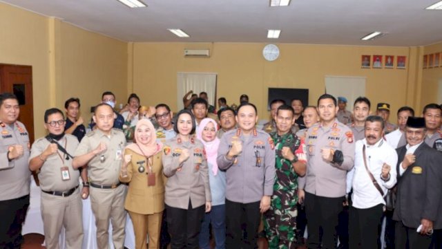Kapolres Metro Jakarta Barat Kombes Pol Pasma Royce, saat silaturahmi dengan tiga pilar dan elemen masyarakat di wilayah Tambora, Selasa (07/06/2022). (Istimewa)