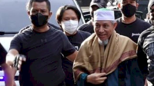 Pemimpin Khilafatul Muslimin Abdul Qadir Baraja, saat memasuki Polda Metro Jaya, Selasa (07/06/2022). (Istimewa)