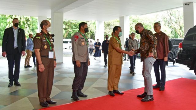 Perdana Menteri Australia Anthony Albanese, menjabat tangan Gubernur Sulsel Andi Sudirman Sulaiman, saat tiba di Kantor Gubernur Sulsel, Selasa (07/06/2022). (Istimewa)