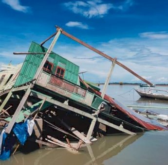 Gubernur Kirim Bantuan Logistik Korban Angin Puting Beliung di Lanroe, Kabupaten Bone