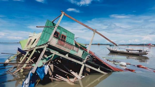 Kondisi salah satu rumah warga yang diterjang angin kencang dan hujan di Kelurahan Lonrae, Kecamatan Tanete Riattang Timur, Kabupaten Bone, Sulsel, Selasa (07/06/2022). (Istimewa)