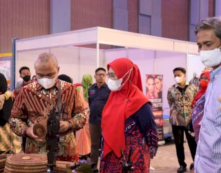 Ikut Pameran Pameran Sulsel Craft 2022, Bupati Kunjungi Stand Dekranasda Luwu Timur