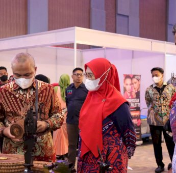 Ikut Pameran Pameran Sulsel Craft 2022, Bupati Kunjungi Stand Dekranasda Luwu Timur