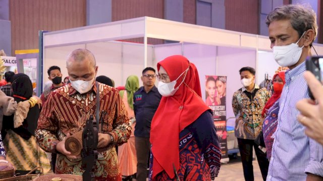 Bupati Luwu Timur, H. Budiman menyambangi stand Dekranasda Lutim pada pameran Sulsel Craft 2022 di Hotel Four points By Sheraton Makassar, Selasa (07/06/2022).