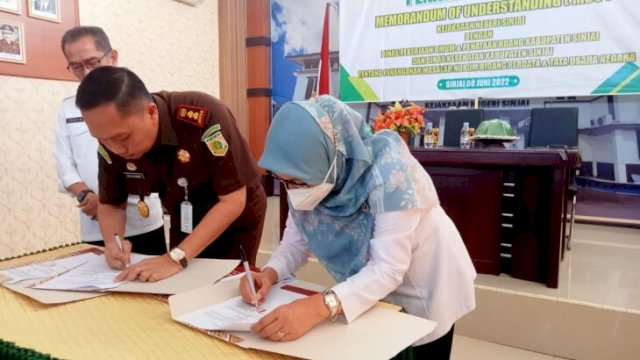 Penandatanganan MoU Dinas PUPR, Dinas Kesehatan bersama Kajari Sinjai, Rabu (08/06/2022). (Ist)