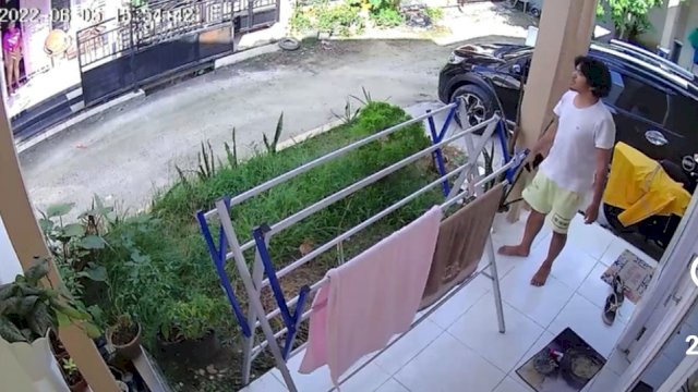 Tangkapan Layar video saat kedua tetangga di Kota Samarinda berselisih paham akibat lahan parkir mobil. (Istimewa)
