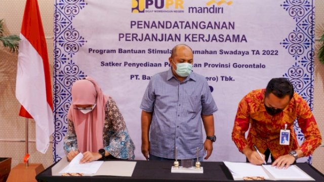 Kasatker Penyediaan Perumahan Alwi Mahdali dan Bank Mandiri Cabang Gorontalo lakukan penandatanganan penyaluran dana BSPS. (Ist)