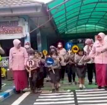 Satlantas Polres Metro Bekasi Kota kunjungi TK Bhayangkari 56, Kenalkan Kesadaran Lalu Lintas Sejak Dini