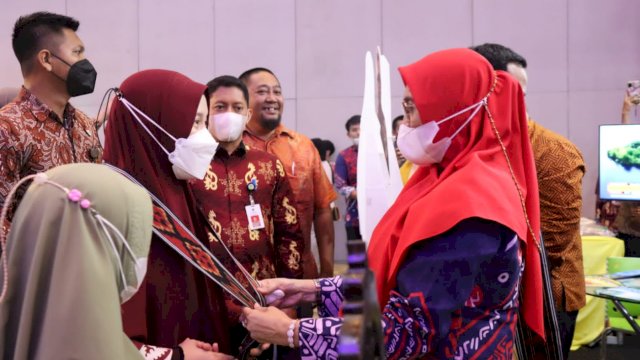 Ketua Dewan Kerajinan Nasional Daerah (Dekranasda) Luwu Timur (Lutim), Hj. Sufriaty menghadiri Musyawarah Daerah (Musda) dan Sulsel Craft 2022 di Hotel Four Points By Sheraton Makassar, Selasa (07/06/2022).