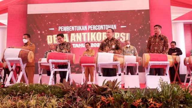 Bupati Gowa Adnan Purichta Ichsan (kanan) bersama Ketua KPK Firli Bahuri (kedua kanan) saat meresmikan pembentukan percontohan desa antikorupsi di lapangan Desa Pakatto, Kecamatan Bontomarannu, Selasa (07/06/2022). (Dok. Humas Gowa)