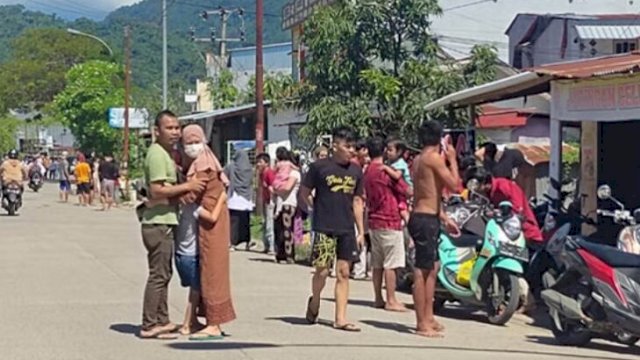 Warga di Kabupaten Mamuju Panik berhamburan keluar rumah setelah diguncang Gempa, Rabu (8/6/2022) sekitar pukul 13.32 WITA. (Istimewa)