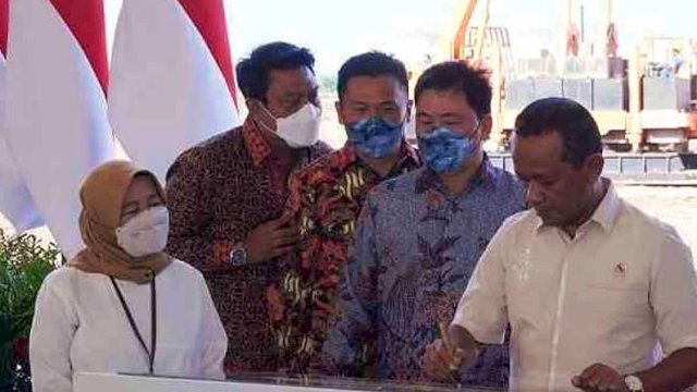Menteri Investasi RI Bahlil Lahadalia, menandatangani prasasti peresmian peletakan batu pertama PT Rumah Keramik Indonesia di Kabupaten Batang, Jawa Tengah. (Istimewa)