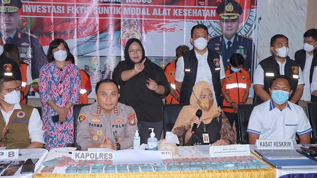 Kapolres Metro Jakarta Barat Kombes Pol Pasma Royce memimpin Press Confrence Penipuan Ivvestasi Alat Kesehatan, Rabu (08/06/2022). (Istimewa)