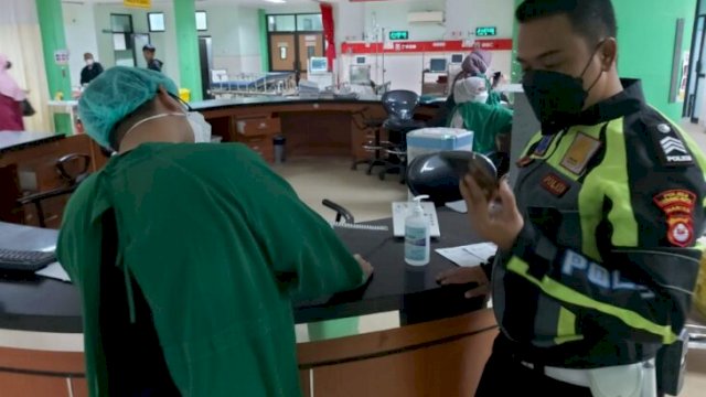 Personel Satlantas Polresta Serang Kota mengevakuasi Korban&nbsp; Laka Lantas di RSUD dr Drajat yang mengakibatkan 1 orang meninggal dunia. (Istimewa)