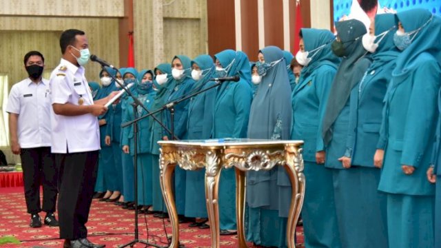 Gubernur Sulawesi Selatan Andi Sudirman Sulaiman, mengukuhkan Isterinya Naoemi Octarina sebagai Ketua Tim Penggerakan (TP) PKK Sulsel dan melantik Pengurus TP-PKK sisa Masa Bakti 2018-2023, Rabu (08/06/2022). (Istimewa)