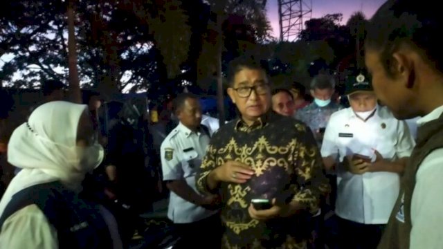 Pj Gubernur Sulbar Akmal Malik, meninjau lokasi pengungsian warga bersama Bupati Mamuju Sutinah Suhardi dan Wabup Ado Mas'ud, Rabu (08/06/2022). (Istimewa)