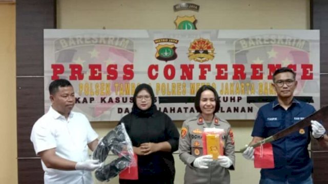 Kapolsek Tambora Kompol Rosana Albertina Labobar, memimpin Press Confrence pencurian dengan sajam, Rabu (08/06/2022). (Istimewa)