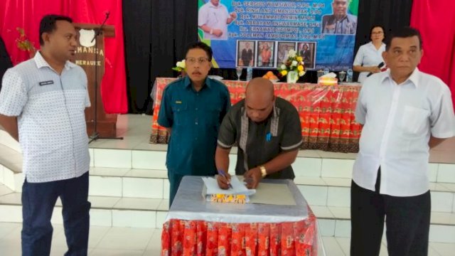 Penandatangan berita acara pada acara Lepas Sambut Kepala SMA Negeri 1 Merauke oleh Sergius Womsiwor dan Soleman Jambormias. (Istimewa)