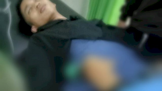 Munandar Supriadi, korban pembusuran OTK mendapatkan perawatan medis di RSUD Lanto dg Pasewang Jeneponto. (Ist)