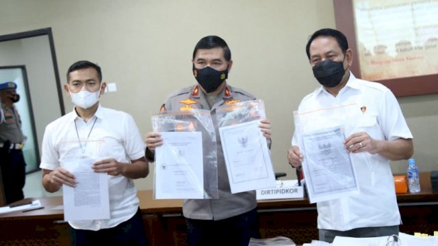 Jajaran Polri memperlihatkan barang bukti penyitaan aset berupa sertifikat tanah beberapa tempat, kasus dugaan korupsi lahan di Cengkareng, Rabu (08/06/2022). (Ist)