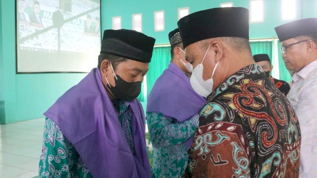 Bupati Luwu Timur, H. Budiman menghadiri penutupan pelaksanaan Manasik Haji sekaligus melepas keberangkatan Jamaah Haji tahun 2022 Kabupaten Luwu Timur, Kamis (09/06/2022).