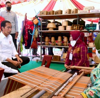 Presiden Jokowi Tinjau Pameran UMKM di Wakatobi
