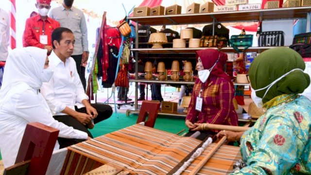 Presiden Joko Widodo dan Ibu Iriana Joko Widodo mengunjungi sejumlah stan usaha mikro, kecil, dan menengah (UMKM) di Kabupaten Wakatobi, pada Kamis (9/6/2022). (Ist)