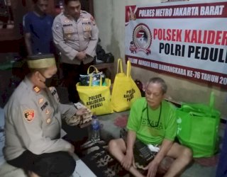 HUT Bhayangkara, Kapolsek Kalideres Bantu Warga yang Sakit