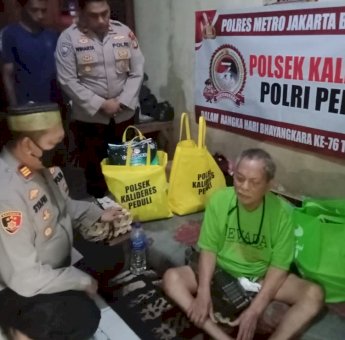 HUT Bhayangkara, Kapolsek Kalideres Bantu Warga yang Sakit