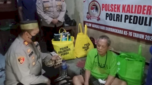 Kapolsek Kalideres AKP Syafri Wasdar berikan bantuan dengan kunjungi warganya yang sakit. (Ist)