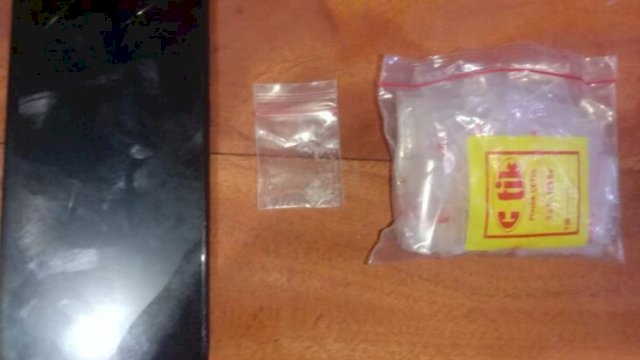 Barang bukti sabu 0,30 Gram dan satu unit handphone milik pelaku IR (38) diamankan di Polres Sinjai. (Ist)