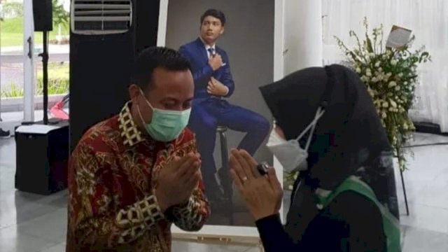 Gubernur Sulsel Andi Sudirman Sulaiman, menyalami Isteri Ridwan Kamil, Atalia Praratya, saat menyambangi Rumah Jabatan Gubernur Jawa Barat, Kamis (09/06/2022). (Istimewa)