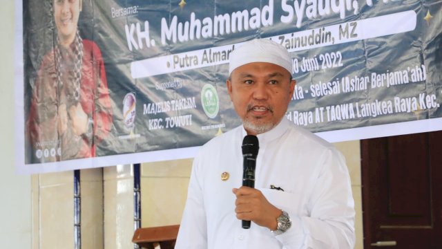 Bupati Luwu Timur, H. Budiman bersama menghadiri Roadshow Safari Dakwah Kampung Qur'an Juara bersama KH. Muhammad Syauqi, MZ. Putra Almarhum KH. Zainuddin MZ, Jumat (10/06/2022).