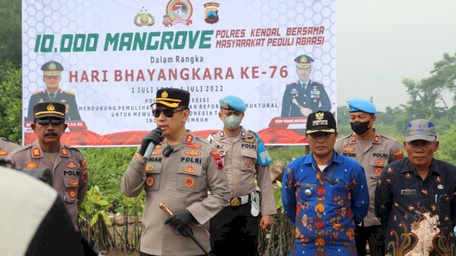 Kapolres Kendal AKBP Yuniar Ariefianto Pimpin Penanaman 10 ribu Mangrove dalam Rangka HUT Bhayangkara 76, Jumat (10/6/2022). (Ist)