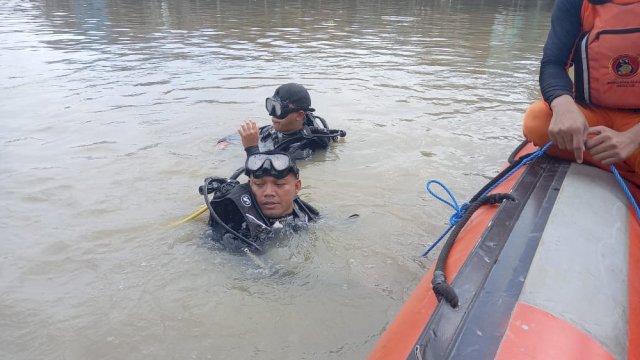 Tim SAR gabungan melakukan upaya penyeleman di Sungai Karang Mumus di lokasi Yogi tenggelam, Sabtu (11/06/2022). (Istimewa)