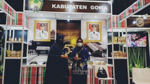 Sekda Gowa Kamsina saat meninjau lokasi both UMKM pada kegiatan HUT HIPMI ke 50. (FOTO. Humas Gowa)