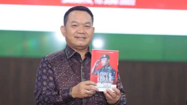 Kepala Staf TNI Angkatan Darat (Kasad) Jenderal TNI Dudung Abdurachman, memperlihatkan buku yang berisi tentang kisah perjalanan hidupnya saat Launching buku 'Loper Koran Jadi Jenderal', Jumat (10/06/2022). (Istimewa)