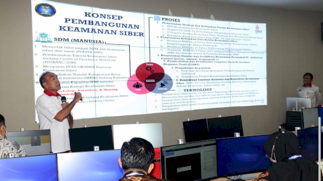 Kepala BSSN Letjen TNI (Purn) Hinsa Siburian, memberi paparan pelatihan keamanan siber, di Kota Solo, Jawa Tengah. (Istimewa)