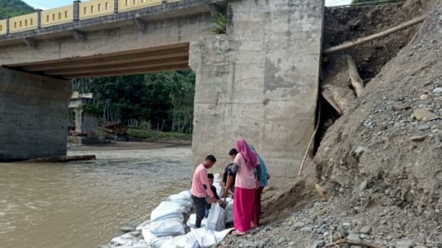 Pembuatan Tanggul Darurat oleh Pemuda Tangguh Bencana di Desa Bambangan, Kecamatan Malunda, Kabupaten Majene, Sulawesi Barat. (Istimewa)