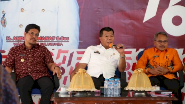 Bupati Bulukumba, Muchtar Ali Yusuf memberikan arahan pada Rapat KONI. (IST)