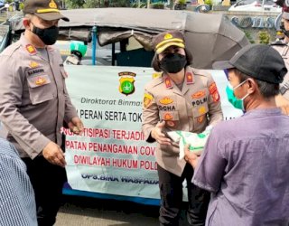 Polsek Tambora Beri Edukasi Kesehatan dan Bagikan Sembako Untuk Supir Bajaj