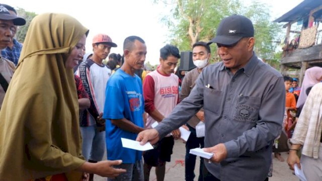 Momen Ramadan, Bupati Bulukumba berbagi rejeki dengan warga. (Ist)